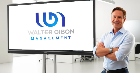 Formateur souriant, bras croisés, devant un écran affichant le logo Walter Gibon Management